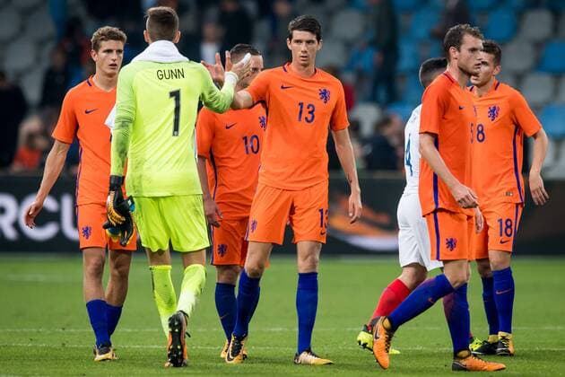 DOETINCHEM, De Vijverberg, 01-09-2017, Voetbal, EK kwalificatie, Jong Oranje - Jong Engeland. Jong Engeland keeper Angus Gunn geeft Jong Oranje speler Pelle van Amersfoort een hand na afloop. Eindstand 1-1. Jong Oranje - Jong Engeland  x1689077x