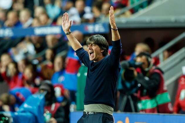 Prag, Tschechische Republik, 01.09.2017, Laenderspiel, WM-Qualifikation, Tschechische Republik - Deutschland, Tor zum 1:2 Torschuetze Mats Hummels (GER) wird von Trainer Jochaim Loew (GER) bejubelt ( DeFodi507