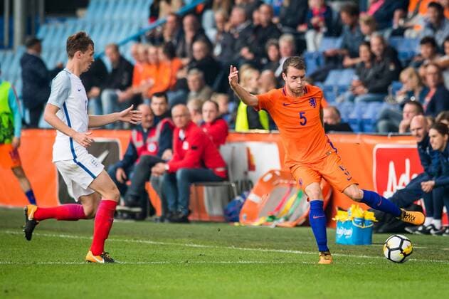 DOETINCHEM, De Vijverberg, 01-09-2017, Voetbal, EK kwalificatie, Jong Oranje - Jong Engeland. Jong Oranje speler Thomas Ouwejan in duel met Jong Engeland speler Dael Fry. Eindstand 1-1. Jong Oranje - Jong Engeland  x1689689x