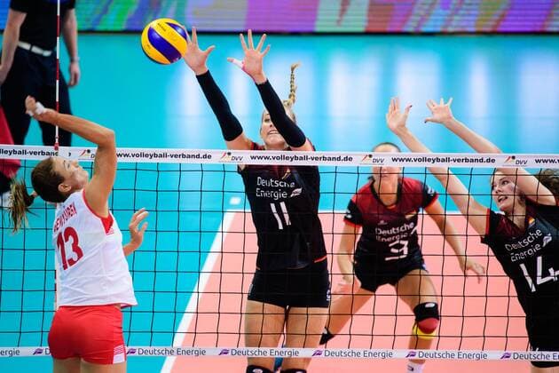 01.09.2017, Palmberg Arena, Schwerin Volleyball, Länderspiel Laenderspiel, Deutschland vs. Türkei Tuerkei Angriff Neriman Ozsoy Gencyürek Gencyuerek ( 13 TUR) - Block Doppelblock Louisa Lippmann ( 11 GER), Melanie Schölzel Schoelzel ( 14 GER)