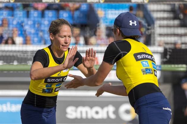 Tatjana Zautys und Melanie Gernert klatschen ab. Ludwig Walkenhorst vs Gernert Zautys, Deutsche smart Beach-Volleyball Meisterschaften 2017, 02.09.17 Timmendorfer Strand Schleswig-Holstein Germany Ahmann-Hager-Arena Copyright: xAgentur54Gradx xFelixxKoenigx