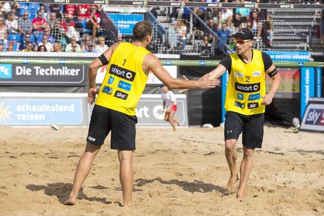 Marcus Popp und Kay Matysik klatschen ab. Boeckermann Pfretzschner vs Matysik Popp, Deutsche smart Beach-Volleyball Meisterschaften 2017, 02.09.17 Timmendorfer Strand Schleswig-Holstein Germany Ahmann-Hager-Arena Copyright: xAgentur54Gradx xFelixxKoenigx