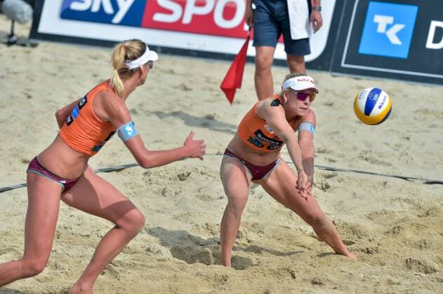 Deutsche smart Beach-Volleyball Meisterschaften Timmendorfer-Strand am 02.09.2017 Deutsche Beachvolleyball Meisterschaften 2017, Julia Sude (1, blond, Kappe), Chantal Laboureur (2) in goldfarbenen Trikot, Halbfinale gegen Margareta Kozuch (1) und Karla Borger (2) in orange FOTO: TOM BLOCH xtbx