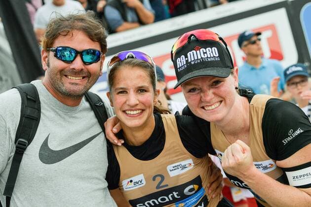 Deutsche smart Beach-Volleyball Meisterschaften Timmendorfer-Strand am 02.09.2017 Deutsche Beachvolleyball Meisterschaften 2017, Julia Sude (1, blond, Kappe), Chantal Laboureur (2) in goldfarbenen Trikot, Halbfinale gegen Margareta Kozuch (1) und Karla Borger (2) in orange FOTO: TOM BLOCH xtbx