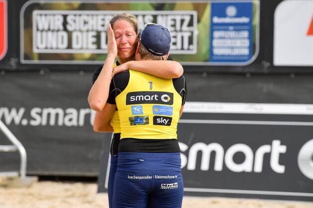 Deutsche smart Beach-Volleyball Meisterschaften Timmendorfer-Strand am 02.09.2017 Beachvolleyball, Deutsche Meisterschaften, 2017, Halbfinale, Melanie Gernert (mit Kappe, 1), Tatjana Zautys (2), in orange FOTO: TOM BLOCH xtbx