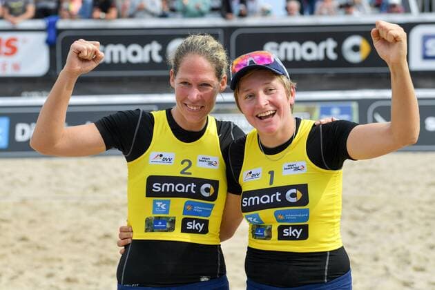 Deutsche smart Beach-Volleyball Meisterschaften Timmendorfer-Strand am 02.09.2017 Beachvolleyball, Deutsche Meisterschaften, 2017, Halbfinale, Melanie Gernert (mit Kappe, 1), Tatjana Zautys (2), in orange FOTO: TOM BLOCH xtbx
