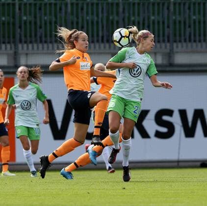 Lena Goessling (VfL Wolfsburg, rechts)