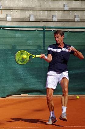 Paul Haarhuis, früherer Tennisprofi und mehrfacher Grand-Slam-Sieger im Doppel, schlägt in der Bundesliga-Endrunde in der Altersklasse M50 für den TC Bad Vilbel auf.