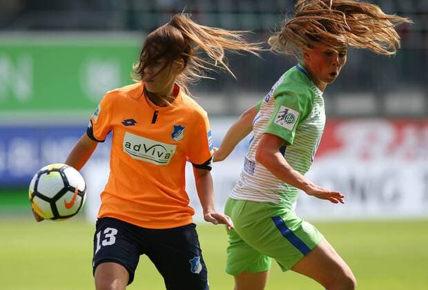 VfL vs Hoffenheim, Frauen Wolfsburg, Deutschland. 02.09.2017, FUßBALL - VfL Wolfsburg vs TSG 1899 Hoffenheim, 1. Allianz Frauen Bundesliga, Saison 2017-18. Bild zeigt: Isabella Hartig (Hoffenheim) , Sara Björk Gunnarsdottir (VfL Wolfsburg) Wolfsburg