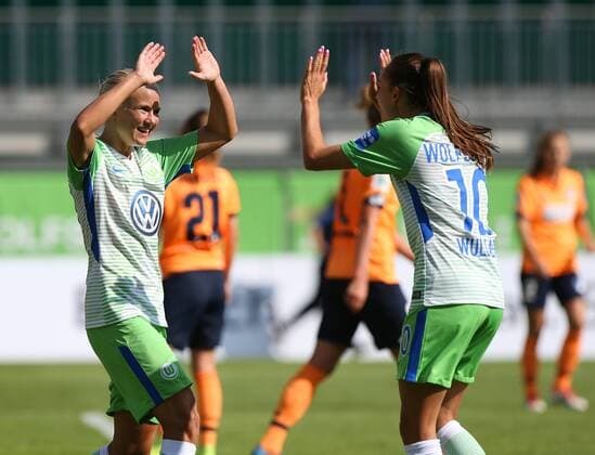 VfL vs Hoffenheim, Frauen Wolfsburg, Deutschland. 02.09.2017, FUßBALL - VfL Wolfsburg vs TSG 1899 Hoffenheim, 1. Allianz Frauen Bundesliga, Saison 2017-18. Bild zeigt: Pernille Harder (VfL Wolfsburg) jubelt mit der Mannschaft nach ihrem Tor zum 5:0 Wolfsburg
