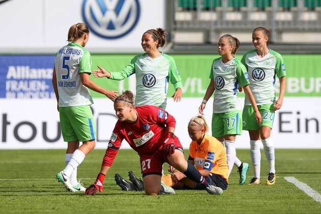 VfL vs Hoffenheim, Frauen Wolfsburg, Deutschland. 02.09.2017, FUßBALL - VfL Wolfsburg vs TSG 1899 Hoffenheim, 1. Allianz Frauen Bundesliga, Saison 2017-18. Bild zeigt: Emily van Egmond (VfL Wolfsburg) jubelt mit der Mannschaft nach ihrem Tor zum 6:0 Wolfsburg