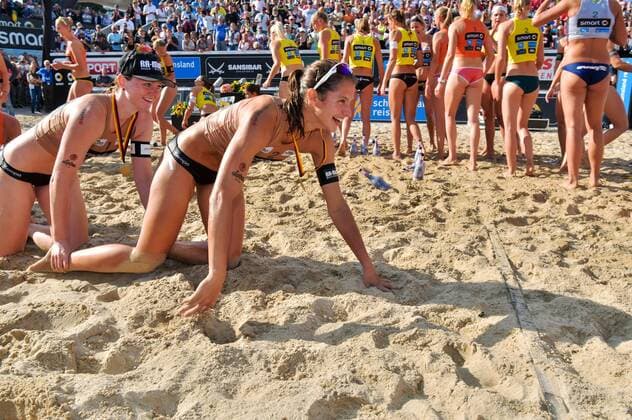 Deutsche smart Beach-Volleyball Meisterschaften Timmendorfer-Strand am 02.09.2017 Deutsche Beachvolleyball Meisterschaften 2017, Julia Sude (1, blond, Kappe), Chantal Laboureur (2) in goldfarbenen Trikot, Finale gegen Tatjana Zautys (2) und Melanie Gernert (1) in orange FOTO: TOM BLOCH xtbx