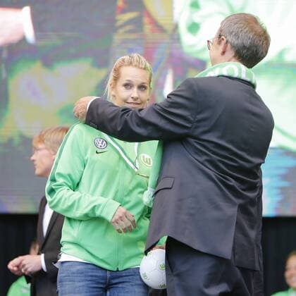 Wolfsburger Oberbürgermeister Klaus Mohrs (r.) ehrt Lena Goeßling (Wolfsburg, 28) mit der Medaille der Stadt, Fussball, Frauen, Ehrung des Doublesiegers VfL Wolfsburg, xtgx