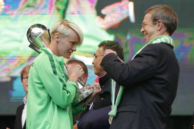 Wolfsburger Oberbürgermeister Klaus Mohrs (r.) ehrt Nilla Fischer (Wolfsburg, 4) (mit DFB Pokal) mit der Medaille der Stadt, Fussball, Frauen, Ehrung des Doublesiegers VfL Wolfsburg, xtgx