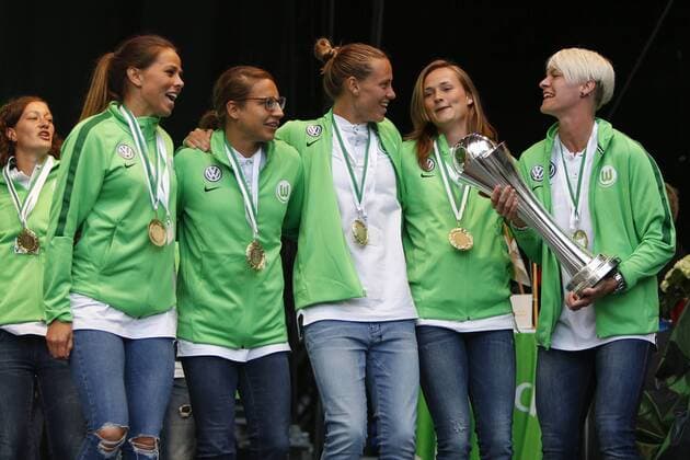 vl Sara Björk Gunnarsdottir (Wolfsburg, 7), Babett Peter (Wolfsburg, 8), Emily van Egmond, Caroline Graham Hansen (Wolfsburg, 26), Nilla Fischer (Wolfsburg, 4) mit DFB Pokal, Fussball, Frauen, Ehrung des Doublesiegers VfL Wolfsburg, xtgx