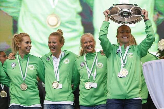 vl Lena Goeßling (Wolfsburg, 28), Merle Frohms (Wolfsburg, 29), Pernille Harder (Wolfsburg, 22), Lara Dickenmann (Wolfsburg, 21) mit Meisterschale, Fussball, Frauen, Ehrung des Doublesiegers VfL Wolfsburg, xtgx