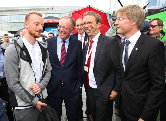 Tag der Niedersachsen 2017 Wolfsburg, Deutschland. 02.09.2017, 01-03.09.2017 Tag der Niedersachsen, Niedersachsen Ministerpräsident Stephan Weil, Maximilian Arnold (VfL Wolfsburg), Geschäftsführer Dr. Tim Schumacher (VfL Wolfsburg), OB Wolfsburg Klaus Mohrs Wolfsburg