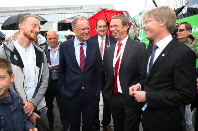 Tag der Niedersachsen 2017 Wolfsburg, Deutschland. 02.09.2017, 01-03.09.2017 Tag der Niedersachsen, Niedersachsen Ministerpräsident Stephan Weil, Maximilian Arnold (VfL Wolfsburg), Geschäftsführer Dr. Tim Schumacher (VfL Wolfsburg), OB Wolfsburg Klaus Mohrs Wolfsburg