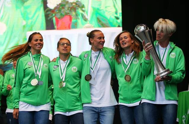 Tag der Niedersachsen 2017 Wolfsburg, Deutschland. 02.09.2017, 01-03.09.2017 Tag der Niedersachsen, Empfang Frauen VfL Wolfsburg (Meister und Pokalsieger 2016 2017), RathausbuÌˆhne, Sara Björk Gunnarsdottir (VfL Wolfsburg), Babette Peter (VfL Wolfsburg), Emily van Egmond (VfL Wolfsburg)Caroline Graham Hansen (VfL Wolfsburg), Nilla Fischer (VfL Wolfsburg) DFB Pokal Wolfsburg