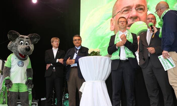 Tag der Niedersachsen 2017 Wolfsburg, Deutschland. 02.09.2017, 01-03.09.2017 Tag der Niedersachsen, Empfang Frauen VfL Wolfsburg (Meister und Pokalsieger 2016 2017), RathausbuÌˆhne, OberbuÌˆrgermeister Klaus Mohrs und GeschaÌˆftsfuÌˆhrer Dr. Tim Schumacher (VfL Wolfsburg).Boris Pistorius, Vorsitzender des Aufsichtsrats und Mitglied des Präsidiums Francisco Javier Garcia Sanz (VfL Wolfsburg) Wolfsburg