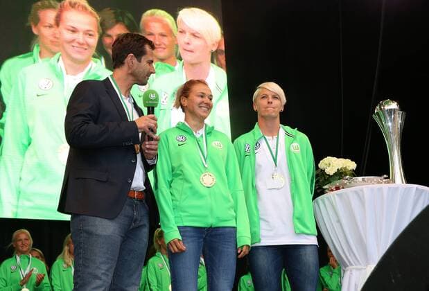 Tag der Niedersachsen 2017 Wolfsburg, Deutschland. 02.09.2017, 01-03.09.2017 Tag der Niedersachsen, Empfang Frauen VfL Wolfsburg (Meister und Pokalsieger 2016 2017), RathausbuÌˆhne, VfL Sportdirektor Ralf Kellermann (VfL Wolfsburg), Zsanett Jakabfi (VfL Wolfsburg), Nilla Fischer (VfL Wolfsburg) Wolfsburg