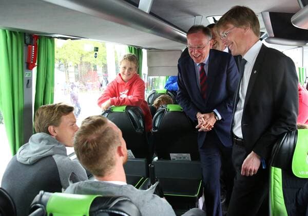 Tag der Niedersachsen 2017 Wolfsburg, Deutschland. 02.09.2017, 01-03.09.2017 Tag der Niedersachsen, Niedersachsen Ministerpräsident Stephan Weil, Maximilian Arnold (VfL Wolfsburg), Yannick Gerhardt (VfL Wolfsburg), Geschäftsführer Dr. Tim Schumacher (VfL Wolfsburg) Wolfsburg