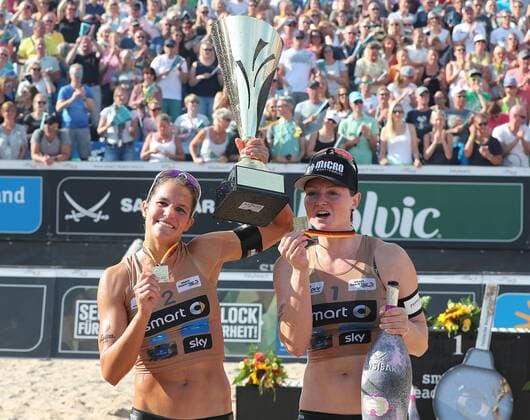 Deutscher Meister Julia Sude und Chantal Laboureu, v.r.