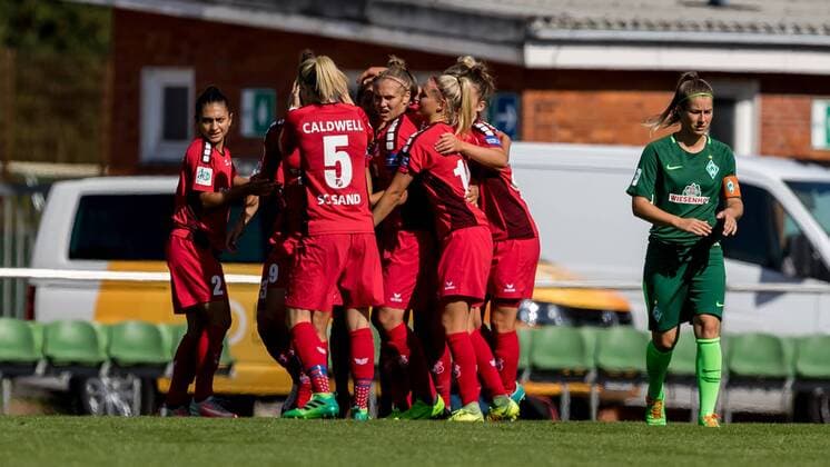 Die Spielerinnen des SC Sand beim Torjubel, Goal celebration, celebrate the goal, goal celebration, Jubeltraube nach dem 1:0, Fussball, Allianz Frauen-Bundesliga, SV Werder Bremen - SC Sand, xdgx