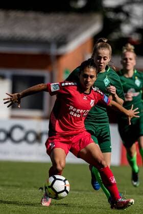 v.li.: Leticia Santos de Oliveira (SC Sand, 2) und Nina Lührßen (Luehrssen, SV Werder Bremen, 4) im Zweikampf, Duell, duel, tackle, Fussball, Allianz Frauen-Bundesliga, SV Werder Bremen - SC Sand, xdgx