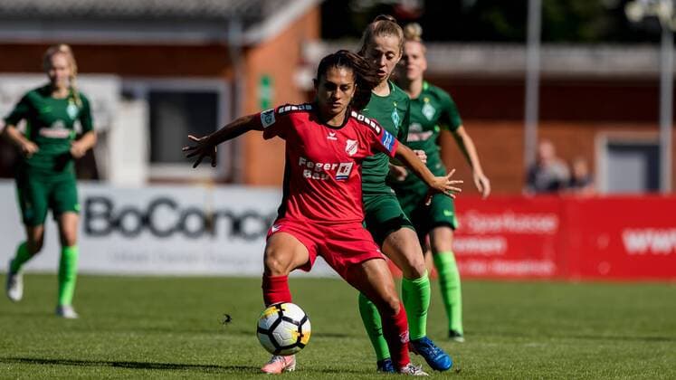 v.li.: Leticia Santos de Oliveira (SC Sand, 2) und Nina Lührßen (Luehrssen, SV Werder Bremen, 4) im Zweikampf, Duell, duel, tackle, Fussball, Allianz Frauen-Bundesliga, SV Werder Bremen - SC Sand, xdgx