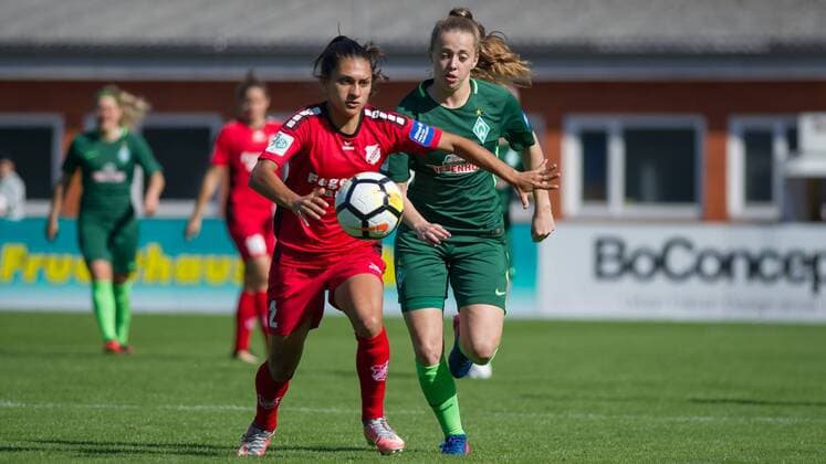 v.li.: Leticia Santos de Oliveira (SC Sand, 2) im Zweikampf, Duell mit Nina Lührßen (Luehrssen, SV Werder Bremen, 4), Fussball, Allianz Frauen-Bundesliga, SV Werder Bremen - SC Sand, xobx
