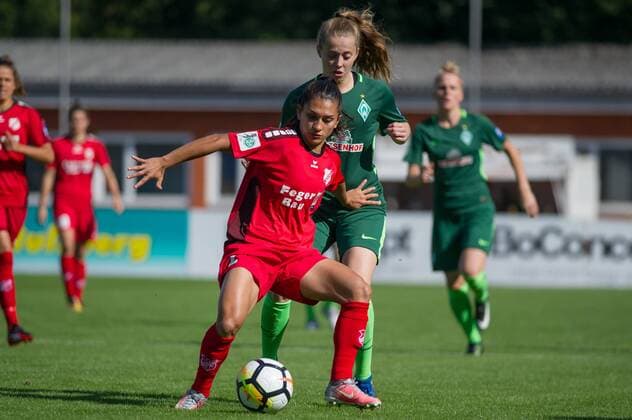 v.li.: Leticia Santos de Oliveira (SC Sand, 2) im Zweikampf, Duell mit Nina Lührßen (Luehrssen, SV Werder Bremen, 4), Fussball, Allianz Frauen-Bundesliga, SV Werder Bremen - SC Sand, xobx
