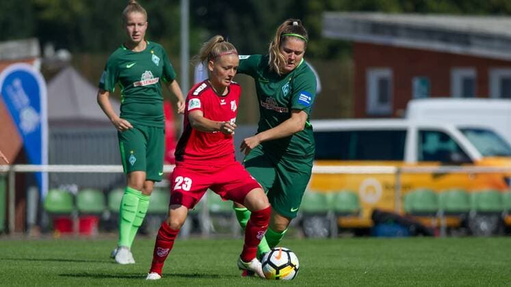 v.li.: Isabelle Meyer (SC Sand, 23) im Zweikampf, Duell mit Lisa-Marie Scholz (SV Werder Bremen, 7), Fussball, Allianz Frauen-Bundesliga, SV Werder Bremen - SC Sand, xobx