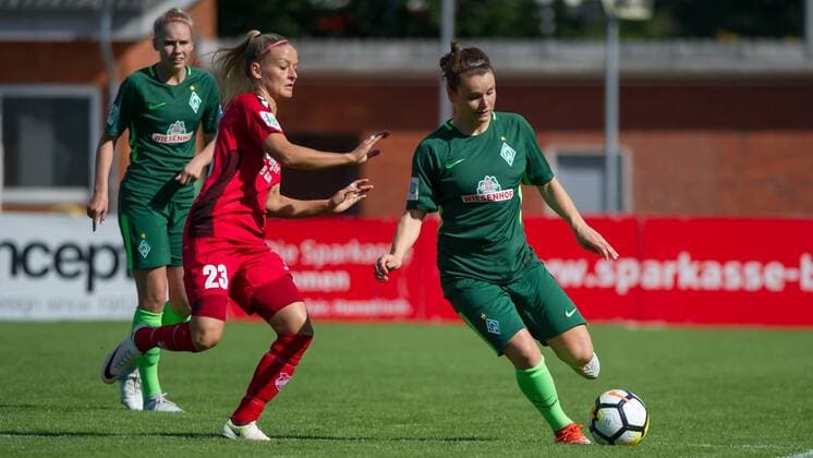 v.li.: Isabelle Meyer (SC Sand, 23) im Zweikampf, Duell mit Janine Angrick (SV Werder Bremen, 8), Fussball, Allianz Frauen-Bundesliga, SV Werder Bremen - SC Sand, xobx