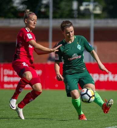v.li.: Isabelle Meyer (SC Sand, 23) im Zweikampf, Duell mit Janine Angrick (SV Werder Bremen, 8), Fussball, Allianz Frauen-Bundesliga, SV Werder Bremen - SC Sand, xobx