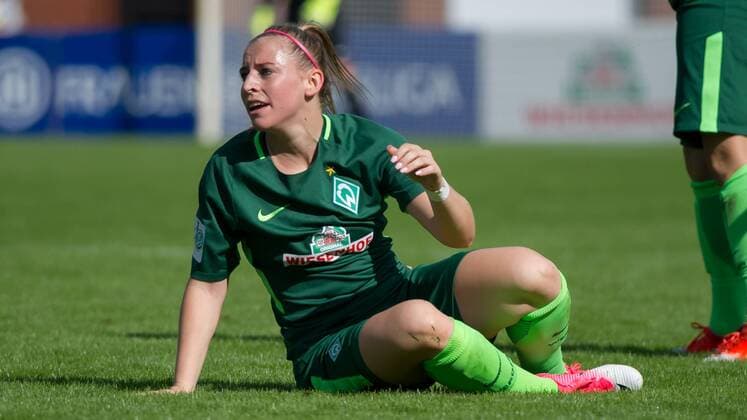 Cindy König (Koenig, SV Werder Bremen, 11) sitzt auf dem Boden, enttäuscht schauend, Enttäuschung, genervt, Fussball, Allianz Frauen-Bundesliga, SV Werder Bremen - SC Sand, xobx
