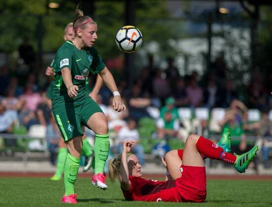 v.li.: Cindy König (Koenig, SV Werder Bremen, 11) im Zweikampf, Duell mit Diane Caldwell (SC Sand, 5), Fussball, Allianz Frauen-Bundesliga, SV Werder Bremen - SC Sand, xobx
