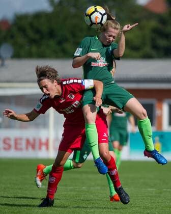 v.li.: Anne Van Bonn (SC Sand, 7) im Zweikampf, Duell mit Nina Lührßen (Luehrssen, SV Werder Bremen, 4), Fussball, Allianz Frauen-Bundesliga, SV Werder Bremen - SC Sand, xobx