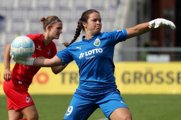 Bryane Heaberlin (Bry Heaberlin, Torwart, Frankfurt, 29) beim Abwurf, Einzelbild, Aktion, Action, Fussball, Allianz Frauen-Bundesliga, 1. FFC Frankfurt - 1. FC Köln, xozx
