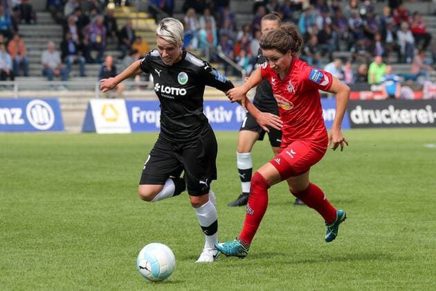 v.li.: Sophie Schmidt (Frankfurt, 12), Julia Arnold (Köln, 31), Zweikampf, Duell, duel, tackle, tackling, Dynamik, Action, Aktion, Fussball, Allianz Frauen-Bundesliga, 1. FFC Frankfurt - 1. FC Köln, xozx