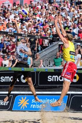 03.09.2017, Timmendorfer Strand, Ahmann-Hager-Arena Beachvolleyball, Deutsche Meisterschaft Angriff Clemens Wickler - Block Philipp Arne Bergmann