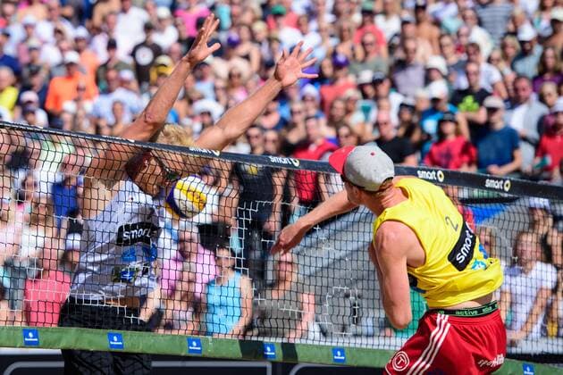 03.09.2017, Timmendorfer Strand, Ahmann-Hager-Arena Beachvolleyball, Deutsche Meisterschaft Block Tim Holler - Angriff Yannick Harms