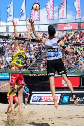 03.09.2017, Timmendorfer Strand, Ahmann-Hager-Arena Beachvolleyball, Deutsche Meisterschaft Block Philipp Arne Bergmann - Angriff Clemens Wickler