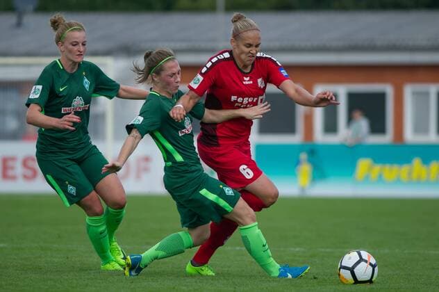 v.li.: Verena Volkmer (SV Werder Bremen, 16), Lisa Josten (SV Werder Bremen, 20) im Zweikampf, Duell mit Johanna Tietge (SC Sand, 6), Fussball, Allianz Frauen-Bundesliga, SV Werder Bremen - SC Sand, xobx