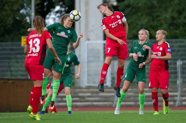 v.li.: Lisa-Marie Scholz (SV Werder Bremen, 7) im Kopfballduell, Kopfball, Zweikampf mit Anne Van Bonn (SC Sand, 7), Fussball, Allianz Frauen-Bundesliga, SV Werder Bremen - SC Sand, xobx