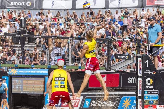 Philipp-Arne Bergmann gegen Yannick Harms. Holler Wickler vs Bergmann Harms, Halbfinale, Deutsche smart Beach-Volleyball Meisterschaften 2017, 03.09.17 Timmendorfer Strand Schleswig-Holstein Germany Copyright: xAgentur54Gradx xJohnxGarvex