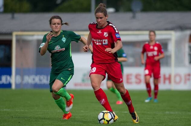 v.li.: Janine Angrick (SV Werder Bremen, 8) öauf Nina Burger (SC Sand, 19), Fussball, Allianz Frauen-Bundesliga, SV Werder Bremen - SC Sand, xobx