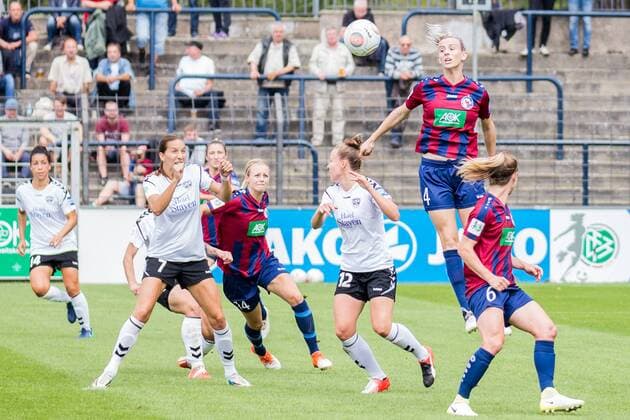 Johanna Elsig (Turbine Potsdam, 4) gewinnt das Kopfballduell gegen Jana Sedlackova (FF USV Jena, 12); Aktion, action, Fußball, Allianz Frauen-Bundesliga, 1. FFC Turbine Potsdam - FF USV Jena, xprx