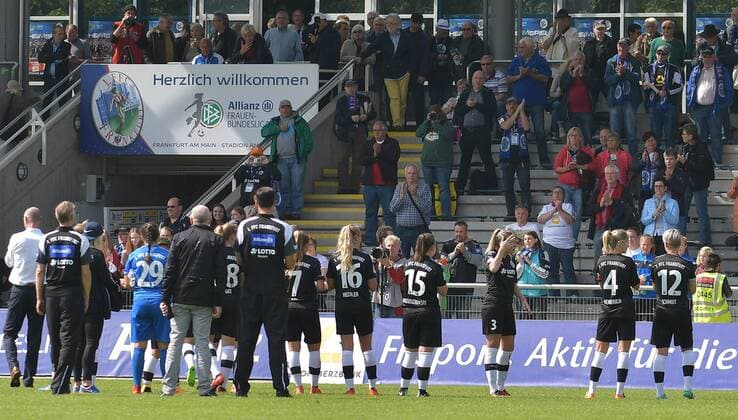 03.09.2017, xblx, Fussball 1.Bundesliga Damen, 1. FFC Frankfurt - 1. FC Koeln, emspor v.l. Team feiert mit den Fans Frankfurt am Main