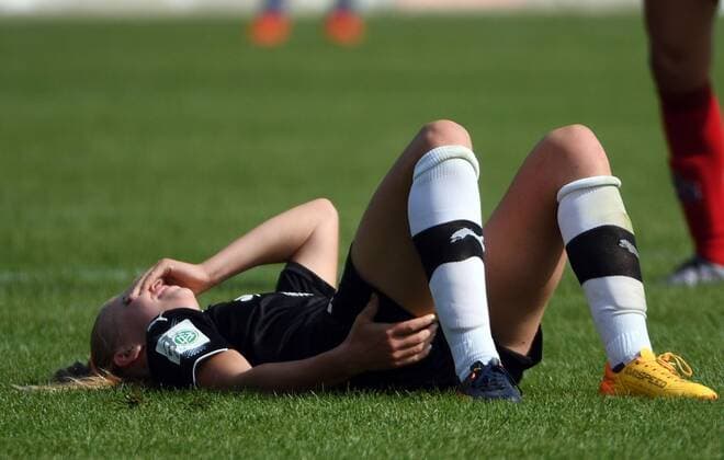 03.09.2017, xblx, Fussball 1.Bundesliga Damen, 1. FFC Frankfurt - 1. FC Koeln, emspor v.l. Jackie Groenen (1.FFC Frankfurt) verletzt, Verletzung, Frankfurt am Main